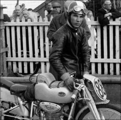 Avec 9 titres de champion du monde en 125 cm3 et 250 cm3, il fut l'un des plus grands pilotes moto des années 50. Il s'agit de  ?