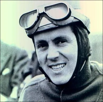 Six fois champion du monde au début des années 50, son nom reste indissociable du fameux Tourist Trophy de l'île de Man où il fut le premier pilote à dépasser les 100 km/h de moyenne au tour. Il s'agit de  ?