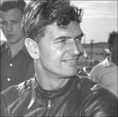 Au début des années 60, ce Rhodésien remporte 6 titres de champion du monde moto faisant de lui le plus grand champion de son pays. Il s'agit de  ?