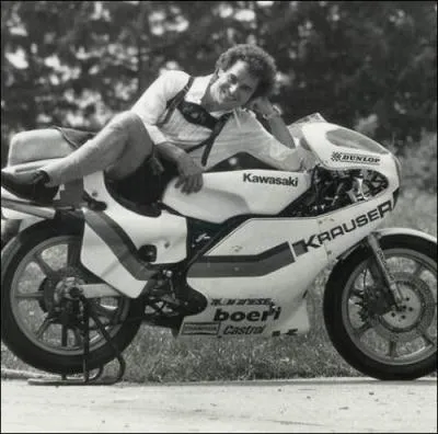 Dernier champion du monde de la catégorie 350 cm3. Catégorie qui fut supprimée fin 1982. Cet Allemand remporta en tout 5 titres de champion du monde. Il s'agit de  ?