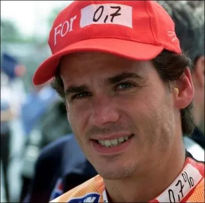 Un titre de champion du monde 125 cm3 et un autre titre de champion du monde 500 cm3, ce Catalan décide de mettre fin à sa carrière en 2002 alors qu'il devait courir sur Yamaha. Il s'agit de  ?