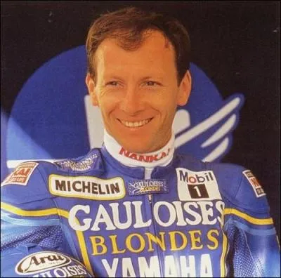 Il est un des trois seuls Français à avoir remporté le titre de champion du monde en 250 cm3. Vainqueur du Bol d'Or en 1994. Il mit terme à sa carrière en 1995. Il s'agit de  ?