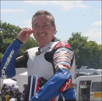 Pour cette dernière question, changeons de catégorie. Il est à l'heure actuelle le seul Français à avoir remporté le championnat du monde de side-car en 1990. Neuf fois champion de France en side-car. Il s'agit de  ?