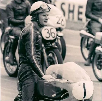 Cet Anglais, dans les années 60, a remporté 9 titres de champion du monde. Pilote moto autant que pilote voiture, il a également participé à 50 grands prix de F 1 et fut champion d'Europe de F 2. De qui s'agit-il ?