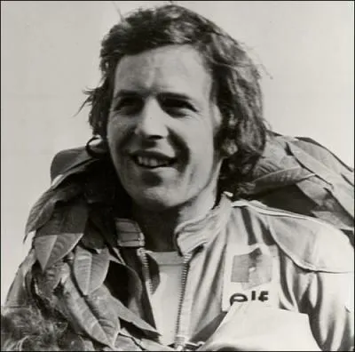 A la fin des années 60 et au début des années 70, cet Anglais remporta 7 titres de champion du monde et fut le premier pilote à remporter le titre dans les trois catégories  : 125 cm3, 250 cm3 et 500 cm3. De qui s'agit-il ?