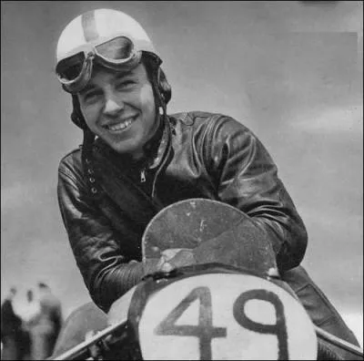 Ce Britannique remporta 7 titres de champion du monde de moto dans les années 50 avant de passer à la F1 au début des années 60. Il finit par gagner le titre de champion du monde F1 en 1964. De qui s'agit-il ?