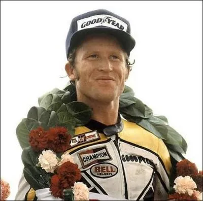 Il fut le premier Américain à gagner le titre de champion du monde moto. Titre qu'il remporta à 3 reprises dans la catégorie des 500 cm3. Son fils junior lui succédera au palmarès de cette catégorie en 2000. Il s'agit de  ?