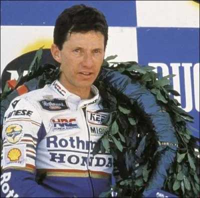 Cet Américain remporta 4 titres de champion du monde en 500 cm3 dans les années 80. Il est le premier pilote à en avoir remporté deux consécutivement et sur deux marques de motos différentes  : en 1988 sur Yamaha et en 1989 sur Honda. Il s'agit de  ?