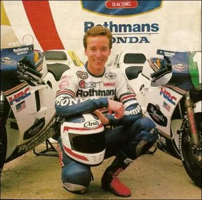 Trois fois champion du monde dans les années 80. Deux fois en 500 cm3 et une fois en 250 cm3. Il est à ce jour, le dernier pilote au monde à avoir remporté une course dans ces deux catégories la même journée, ainsi que le titre de ces deux catégories dans la même saison. Il s'agit de  ?