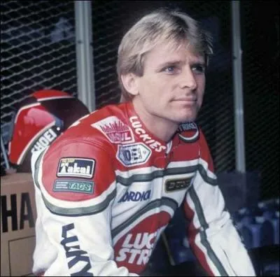 Vainqueur de 3 titres de champion du monde consécutifs en 500 cm3, ce pilote américain est victime au grand prix d'Italie en 1993 d'une chute qui le privera d'un 4e titre et le laissera paralysé des membres inférieurs. Il s'agit de  ?