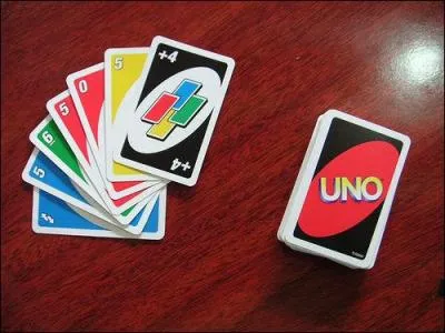 Dans le jeu de cartes "Uno", combien y a-t-il au total de cartes de couleur jaune ?