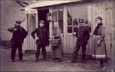 Je vous le dis tout net : ces hommes en uniformes sont des employés d'octroi. Mais, qu'octroyiez-vous, à l'époque ?