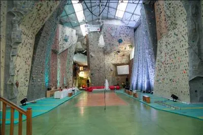 Ce mur d'escalade de 14 mètres de hauteur, aux 400 voies d'escalade, se situe dans une ville réputée pour ses nombreux bouchons :