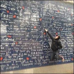 Qui chantait "C'est écrit sur les murs" ?