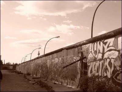 Après 28 ans d'existence, quand a été démoli le mur de Berlin ?