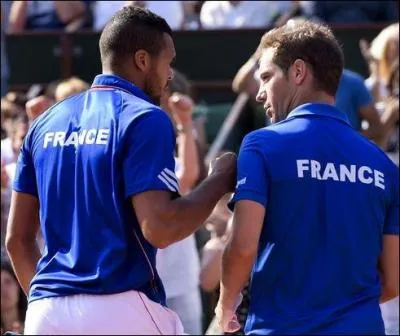 En demi-finale de coupe Davis, la France est déjà qualifiée après le double puisque menant 3-0. En 3 matchs contre les tchèques, combien ont-ils perdus de sets ?