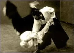 En quoi consiste le principe de base de l'aïkido ?