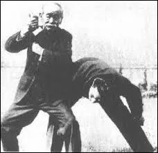 Comment se nomme le fondateur du judo (à gauche sur la photo), art martial créé à la fin du XIXe siècle au Japon ?