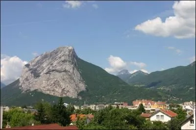 Où se trouve la cité de Cularo, avec cette montagne appelée le "Casque de Néron" ?