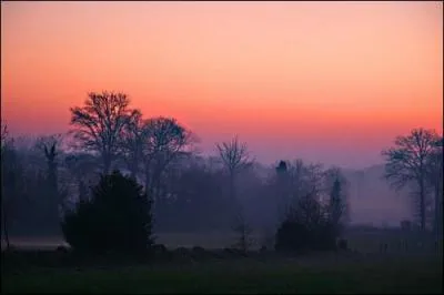 Quel poète, né à Besançon, a écrit "l'aube est moins claire, le ciel moins chaud, l'air moins pur ..."