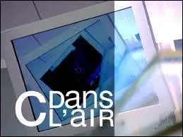 Qui présente l'émission "C dans l'air" ?