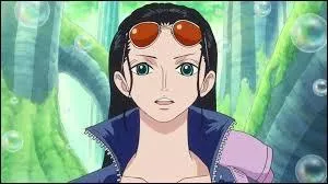 Qui est cette femme ? Elle joue avec ses mains.