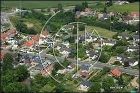 Nous restons dans les airs et nous passons au-dessus du village picard de Sinceny. Nous sommes dans le département ...