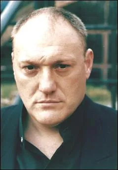 Comment s'appelle le garde du corps de la fille du maire ?