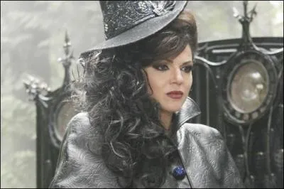 Dans la série "Once Upon a Time", qui interprète la méchante reine/ Regina Mills ?