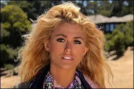 Finissons avec la Team Blondes.
Qui est cette candidate ?