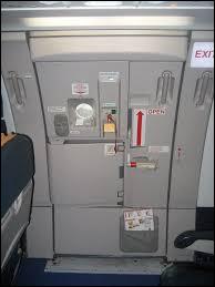 Dans un avion, une porte qui pèse 3 t ne s'ouvre qu'à 2 000 m d'altitude ?