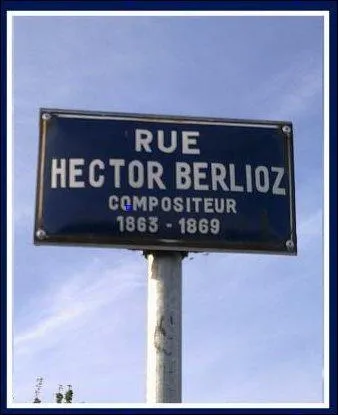 Ne cherchez pas, cette pancarte se trouve à Rochefort (17) : mais qu'a-t-elle de si particulier ?