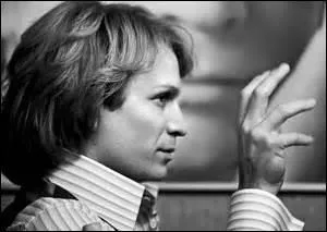 Comment sont appelées les premières danseuses à avoir dansé en petite tenue pour Claude François ?