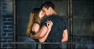 Quand Tris et Tobias sont en bas du Gouffre, Tobias confie à Tris qu'elle lui plait et que maintenant qu'elle sait pour Marcus .... ?