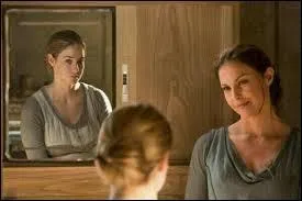 Dans la même séquence, que dit la mère de Tris à sa fille ?