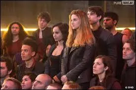 Lors de la visite des parents, Tris aperçoit en premier la famille de l'une des personnes de sa promo. De qui s'agit-il ?