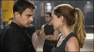 Quel mensonge donne Quatre à Eric pour incriminer Tris lorsqu'elle va voir son frère ?