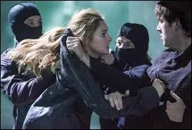 Qui essaie de jeter Tris dans le gouffre ?