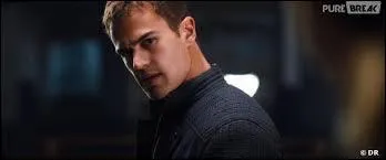 Quand Tris s'est fait attaquer, Quatre la laissa dormir dans sa chambre. Quand elle se réveille quelle phrase lit-elle sur le mur de Quatre ?