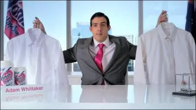 Pour quelle pub travaille cet homme à la cravate rose ?