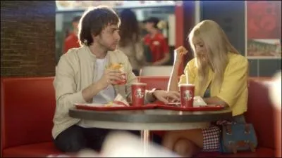 Dans quel restaurant sont ces deux personnes ?