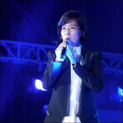 Toujours en dehors de sa carrière d'artiste, elle a également exercé au début des années 90 une autre activité. Laquelle ?