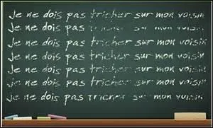 Laquelle de ces figures de style se caractérise par la répétition d'une même phrase tout au long d'un texte ?