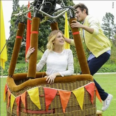 Quelle chanson Leon chante-t-il à Vilù sur une montgolfière ?