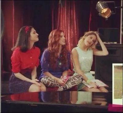 Quelle est la chanson que chantent Vilù, Francesca et Camila ?