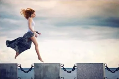 Qui chantait "Elle court, elle court de décembre en été" ?