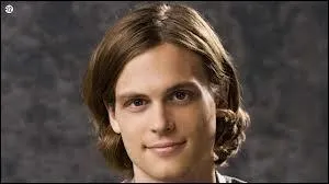 Qui est amoureux d'une fille à qui il parle au téléphone ?