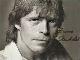 Pierre Bachelet, né en 1944, a chanté ''Vingt ans'' . Il évoque dans cette chanson des événements qui ont eu lieu quand il avait entre vingt et trente ans. Chassez l'intrus.