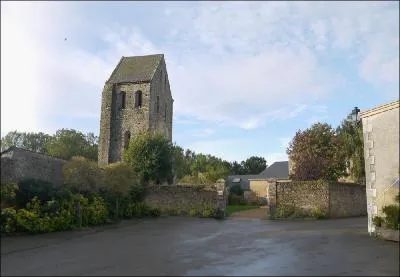 Quel est ce pittoresque village de Mayenne où existait autrefois des carrières de marbre et où vous verrez les vestiges d'une tour féodale ?