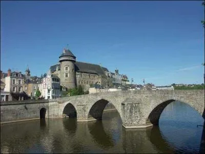 Combien de départements touchent à celui de la Mayenne ?